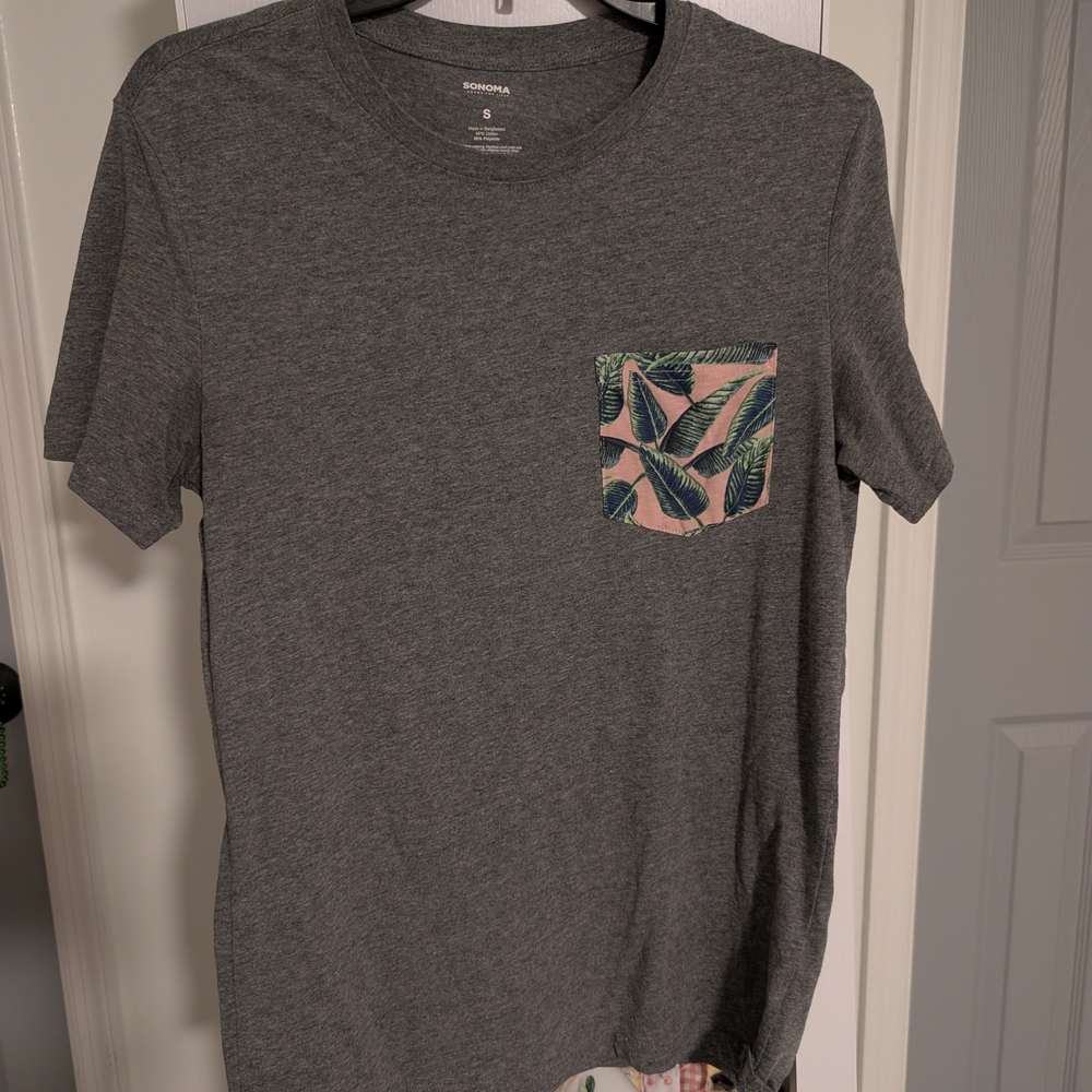 ✨2 For $8✨ Tee with Tropical Pocket